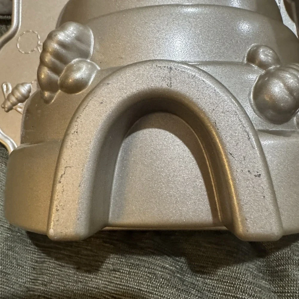 Nordic Ware 3D Beehive Cake Mold 10 Cup Cast Aluminum Pan Bee Hive USA MADE